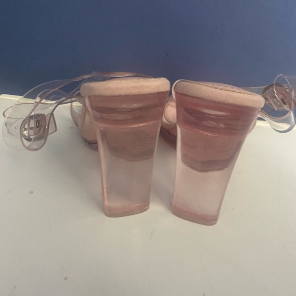 Torta Caliente Clear Nude Light Pink Sole Block 4” Heels Classy Chic Size 9M - Picture 4 of 7